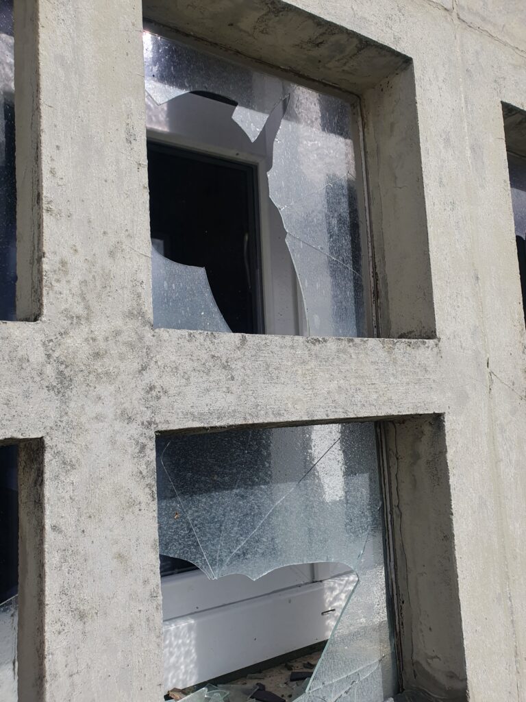 kaputte Fassadenfenster